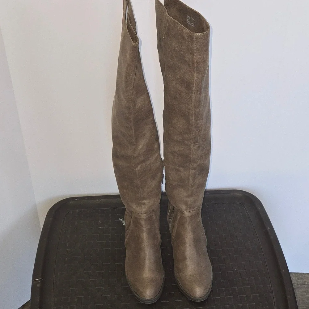 Sugar Nectarine Over The Knee Boots Women‎ 8M Taupe Block Heel 527101